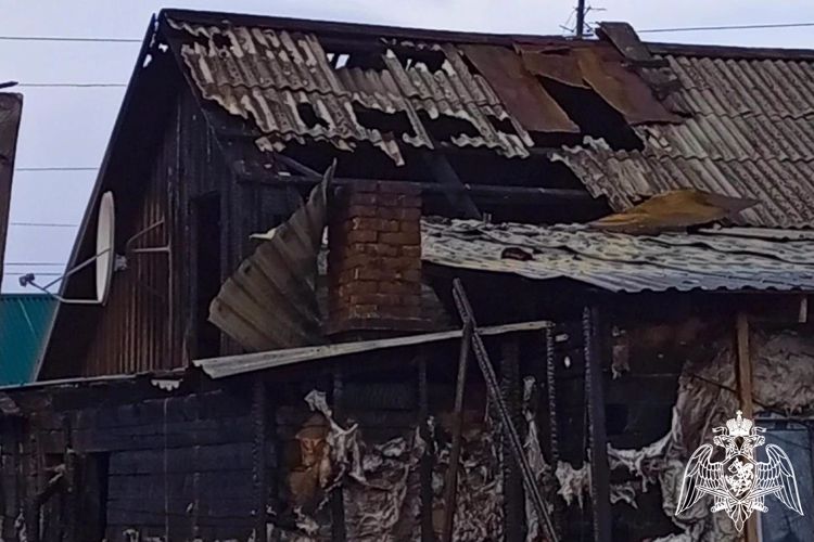 Росгвардейцы эвакуировали жильцов загоревшегося дома в Красноярском крае