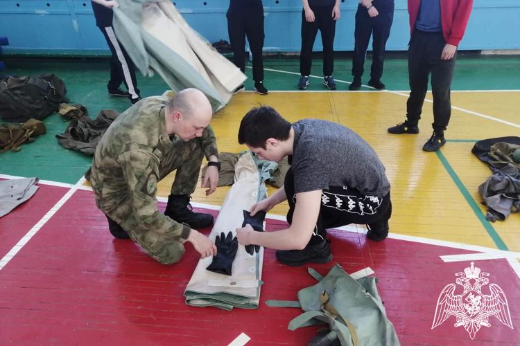 Военнослужащие Росгвардии провели занятия с учащимися Красноярского речного училища по РХБ защите