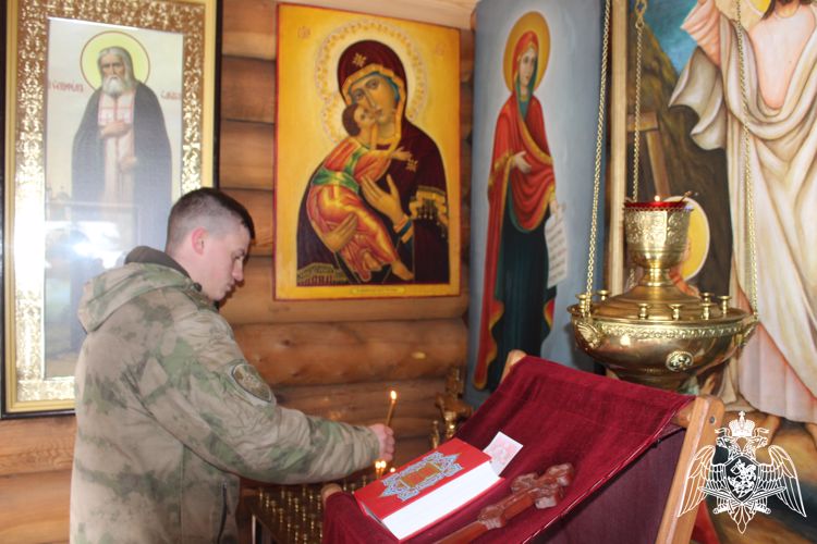 Военнослужащие красноярского соединения Росгвардии приняли участие в молебнах