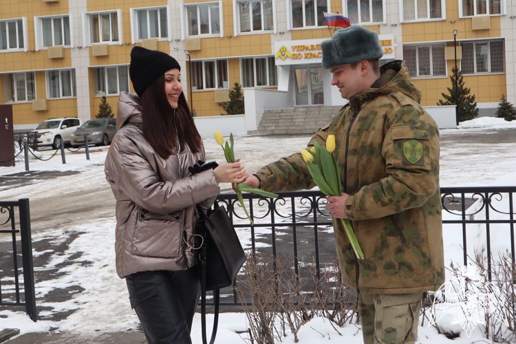 Сотрудники и военнослужащие Росгвардии поздравили красноярок с наступающим 8 марта