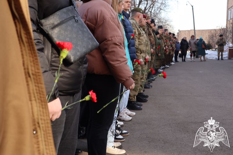 Торжественное открытие мемориальной доски памяти погибшего спецназовца состоялось в Красноярске