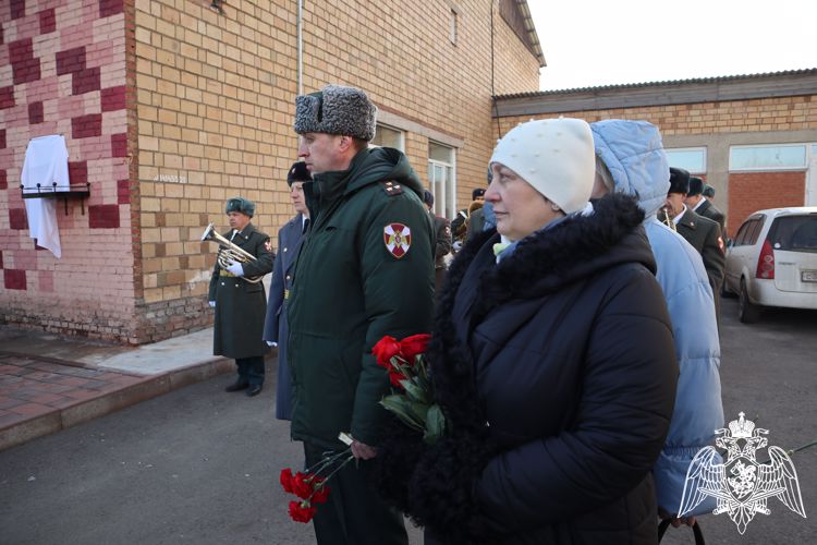 Торжественное открытие мемориальной доски памяти погибшего спецназовца состоялось в Красноярске