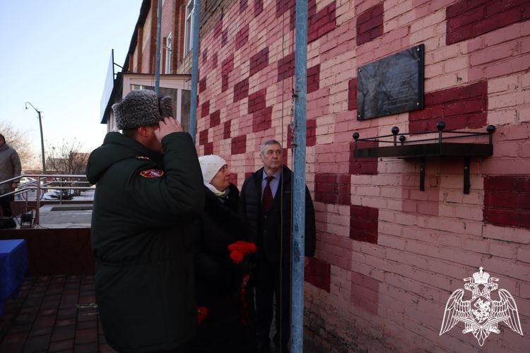 Торжественное открытие мемориальной доски памяти погибшего спецназовца состоялось в Красноярске
