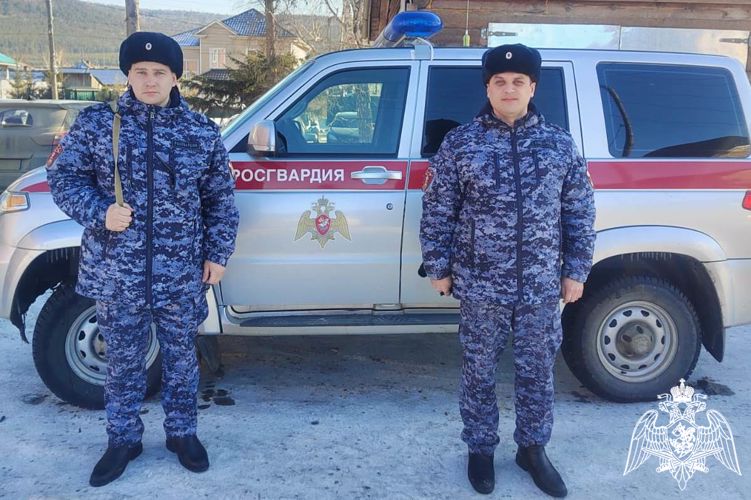 Росгвардейцы эвакуировали жильцов загоревшегося дома в Красноярском крае
