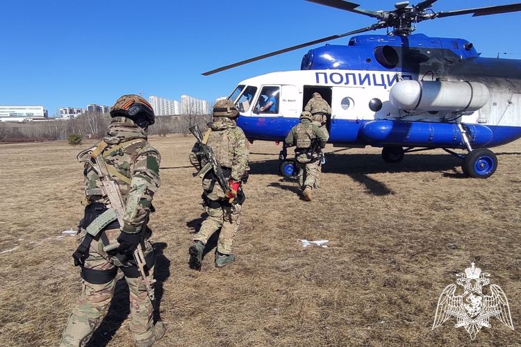 В Красноярском крае сотрудники Росгвардии продолжают оттачивать мастерство беспарашютного десантирования