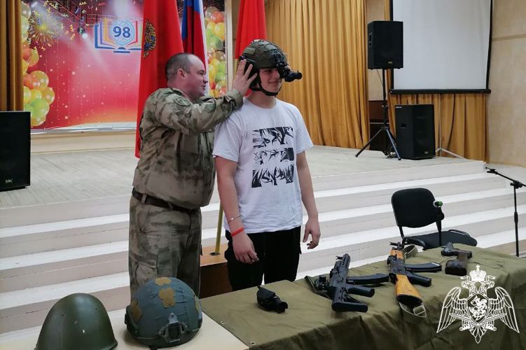 В Красноярском крае военнослужащие Росгвардии проводят патриотические мероприятия с подрастающим поколением