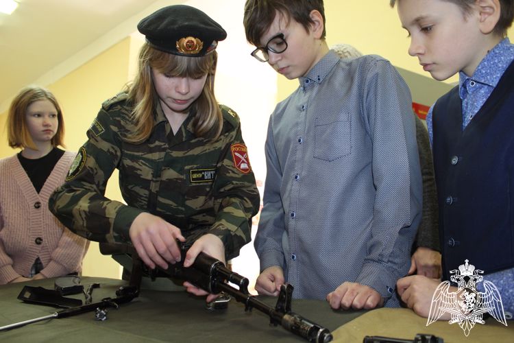 В Красноярском крае военнослужащие Росгвардии проводят патриотические мероприятия с подрастающим поколением