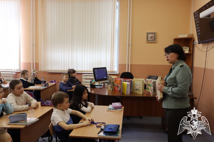 К Международному Дню детской книги росгвардейцы провели урок со школьниками