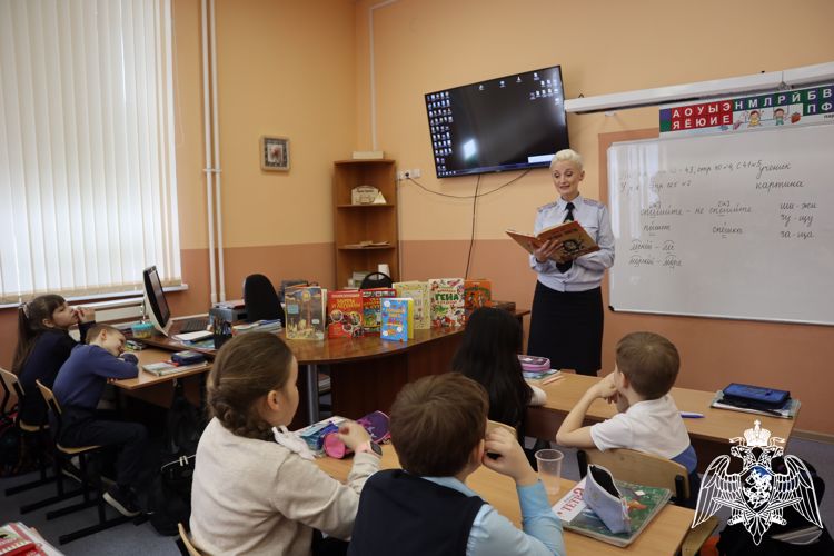 К Международному Дню детской книги росгвардейцы провели урок со школьниками