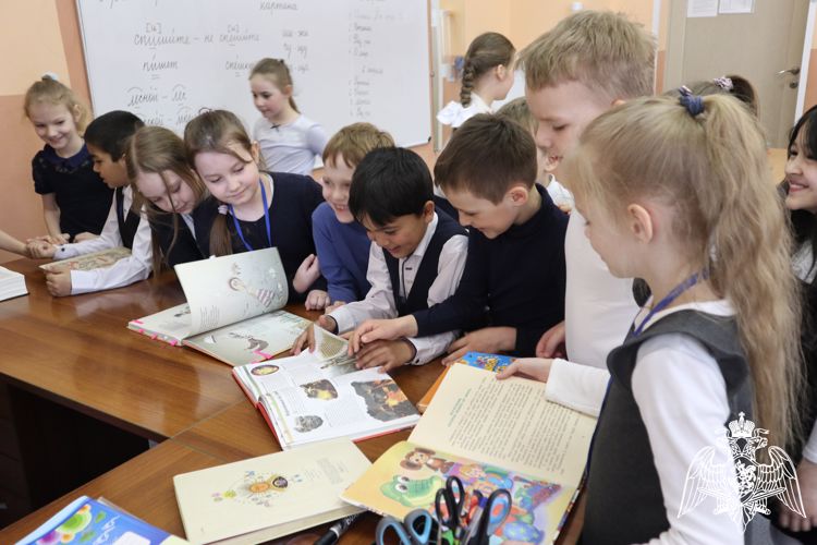 К Международному Дню детской книги росгвардейцы провели урок со школьниками