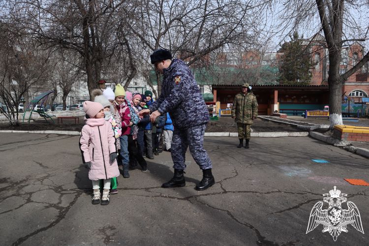 В Красноярске сотрудники и военнослужащие Росгвардии провели зарядку в детском саду