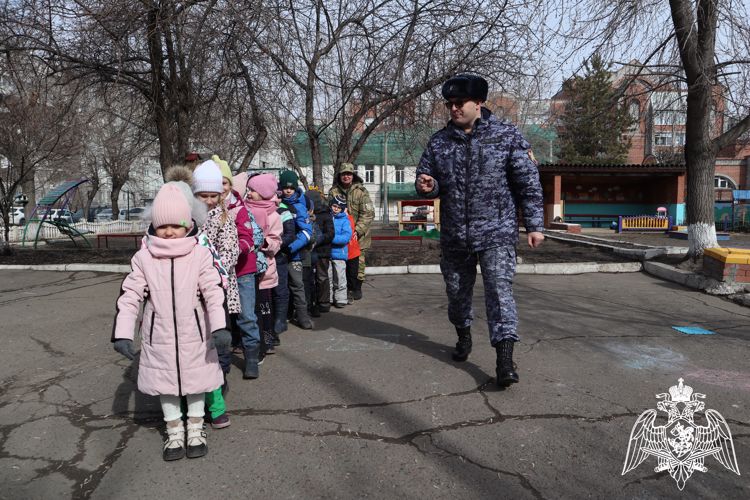 В Красноярске сотрудники и военнослужащие Росгвардии провели зарядку в детском саду