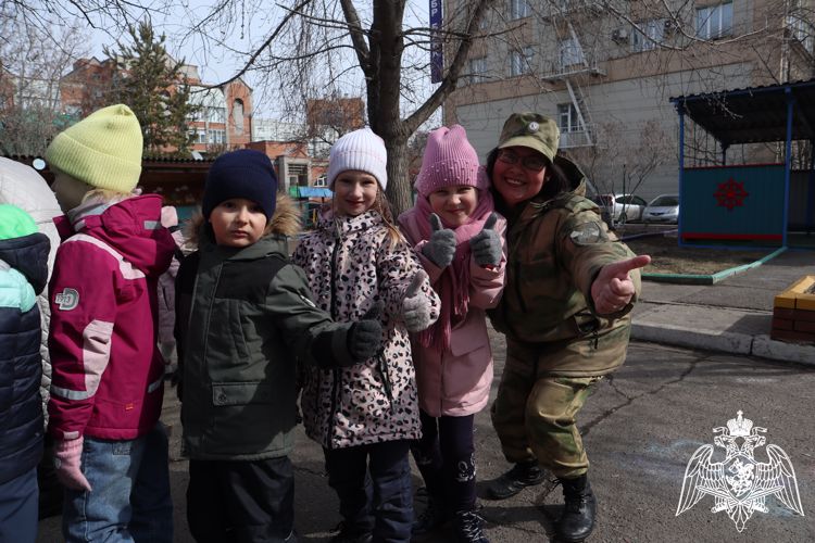 В Красноярске сотрудники и военнослужащие Росгвардии провели зарядку в детском саду
