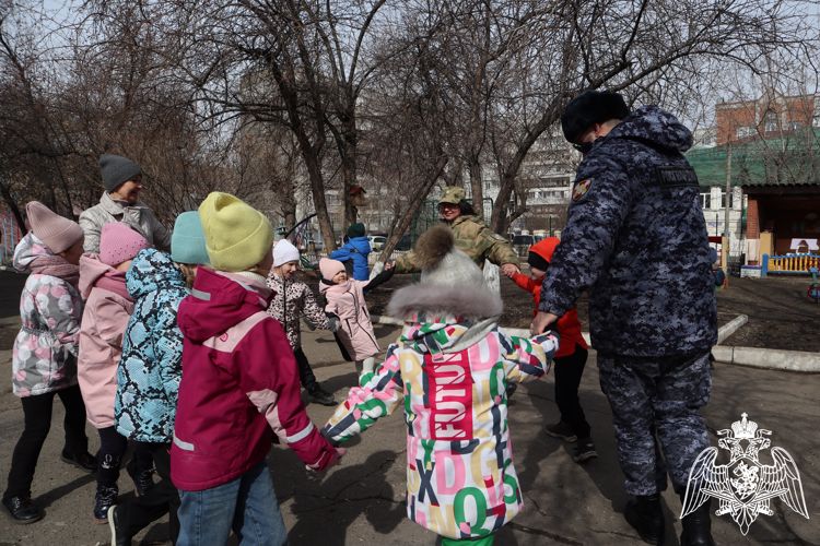 В Красноярске сотрудники и военнослужащие Росгвардии провели зарядку в детском саду