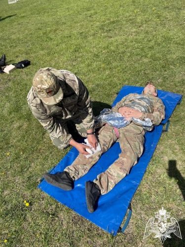 В Красноярске сотрудники медицинской части ОМОН Росгвардии провели занятия для курсантов юридического института