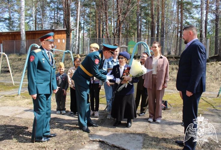 Железногорские военнослужащие Росгвардии поздравили ветерана с наступающим Днём Победы