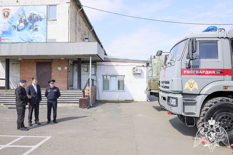 Временно исполняющий обязанности Губернатора края Михаил Котюков посетил одно из подразделений Управления Росгвардии по краю – специальный отряд быстрого реагирования «Зенит»