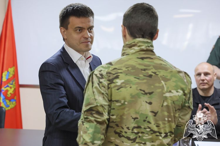 Временно исполняющий обязанности Губернатора края Михаил Котюков посетил одно из подразделений Управления Росгвардии по краю – специальный отряд быстрого реагирования «Зенит»