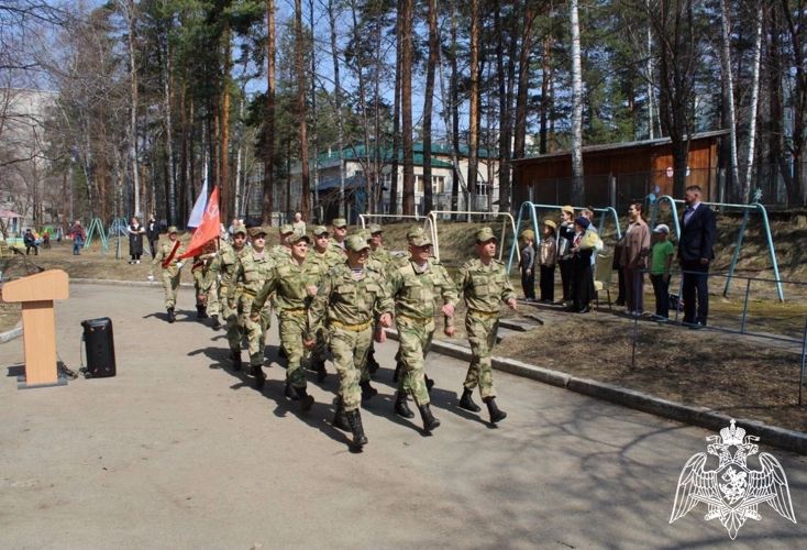 Железногорские военнослужащие Росгвардии поздравили ветерана с наступающим Днём Победы