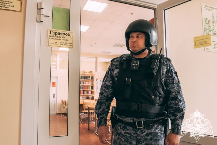 В Красноярске сотрудники подразделений Росгвардии совместно с полицией отработали алгоритм действий при обнаружении взрывоопасного предмета в учебном заведении