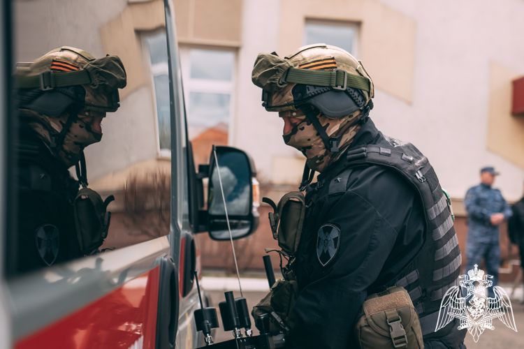 В Красноярске сотрудники подразделений Росгвардии совместно с полицией отработали алгоритм действий при обнаружении взрывоопасного предмета в учебном заведении