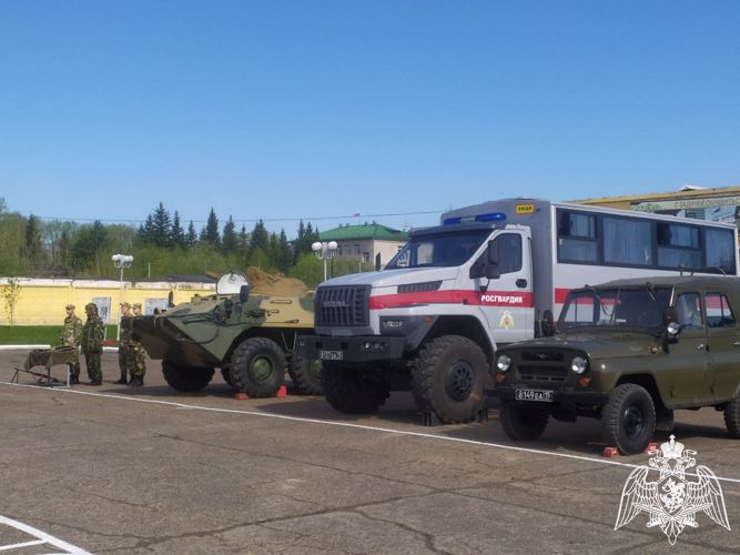 В Красноярском крае военнослужащие и сотрудники Росгвардии принимают участие в сборах для старшеклассников