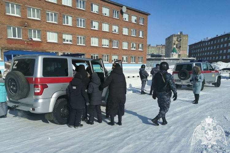 В Норильске сотрудники Росгвардии провели «Урок мужества»