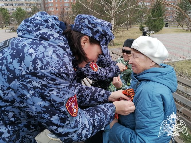 В Красноярске сотрудники и военнослужащие Росгвардии присоединились к Всероссийской акции «Георгиевская ленточка»