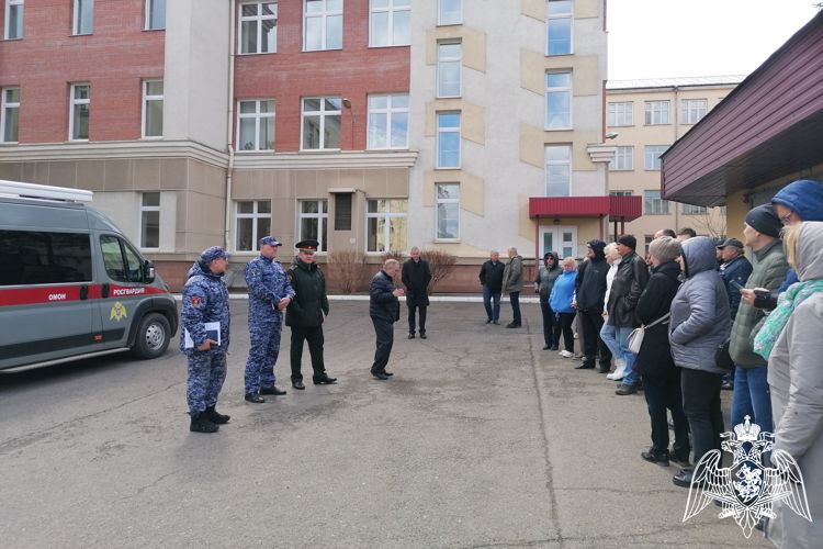 В Красноярске сотрудники подразделений Росгвардии совместно с полицией отработали алгоритм действий при обнаружении взрывоопасного предмета в учебном заведении