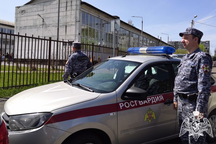 Красноярские сотрудники Росгвардии обеспечили безопасность «Последних звонков»