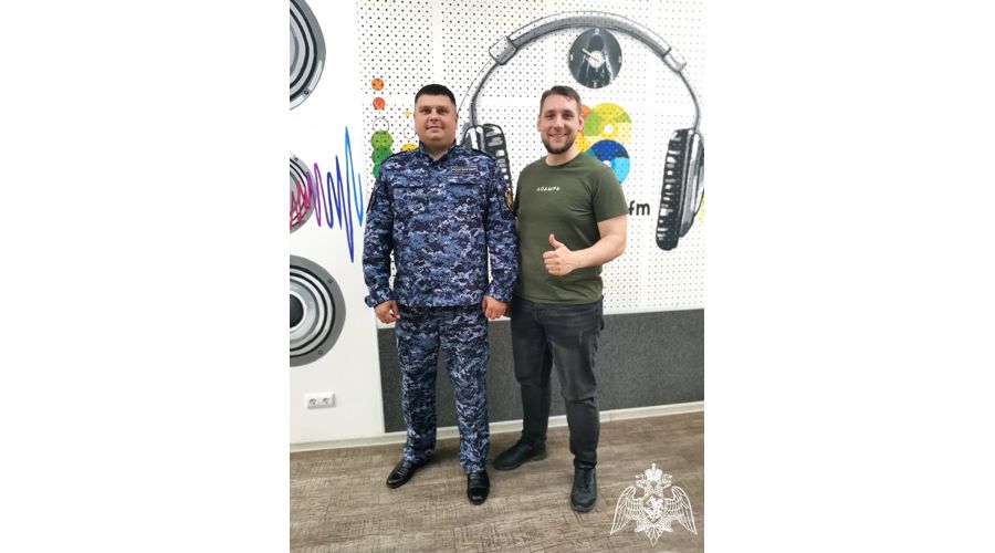 Сотрудник Росгвардии рассказал в эфирах радиостанций о безопасности имущества в период летних отпусков и дачного сезона