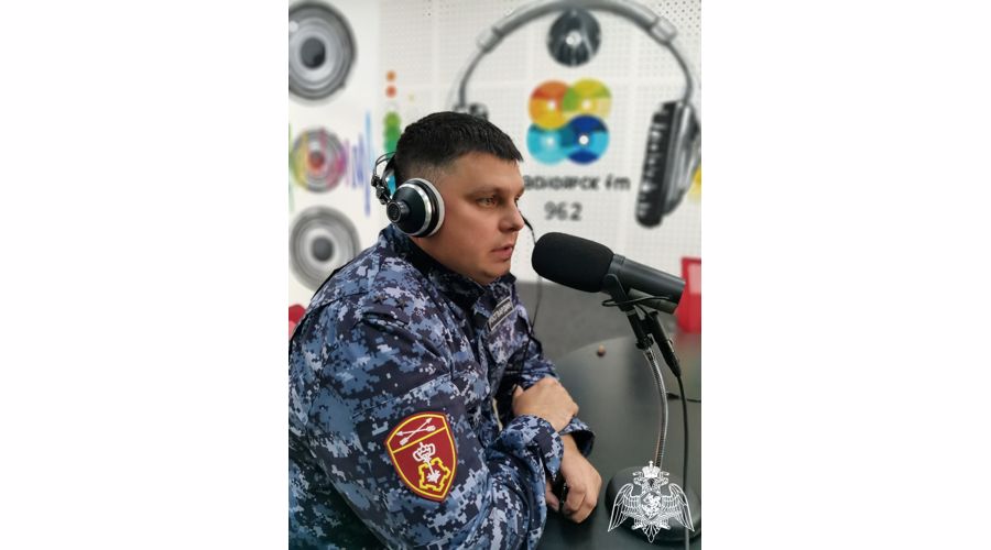 Сотрудник Росгвардии рассказал в эфирах радиостанций о безопасности имущества в период летних отпусков и дачного сезона