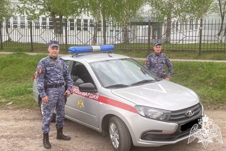 Росгвардейцы оказали помощь жительнице Красноярска, страдающей эпилепсией