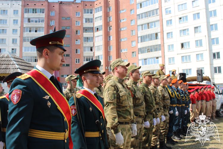 Зеленогорские военнослужащие Росгвардии поздравили ветеранов с Днем Победы