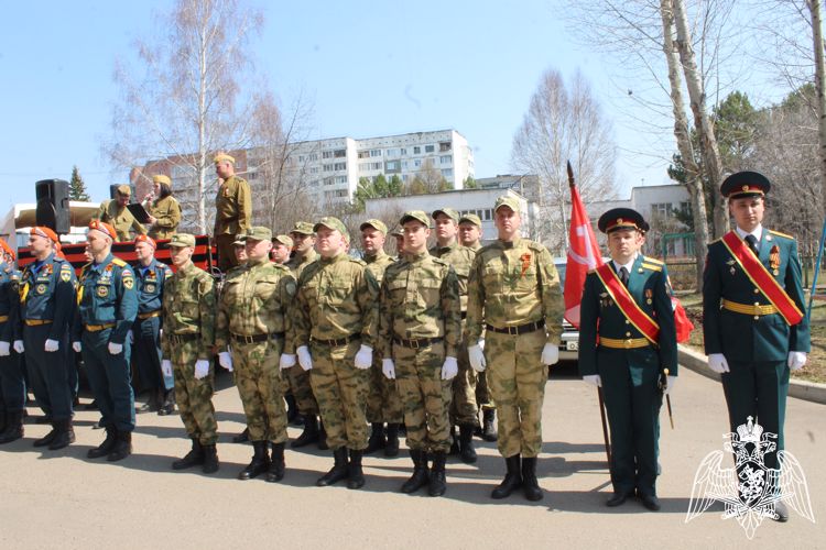 Зеленогорские военнослужащие Росгвардии поздравили ветеранов с Днем Победы
