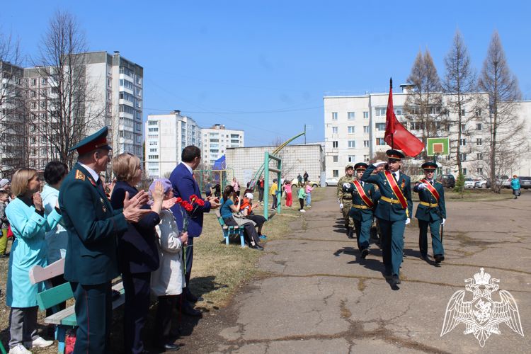 Зеленогорские военнослужащие Росгвардии поздравили ветеранов с Днем Победы