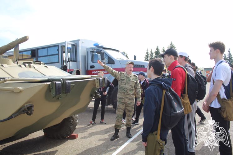 В Красноярском крае военнослужащие и сотрудники Росгвардии принимают участие в сборах для старшеклассников