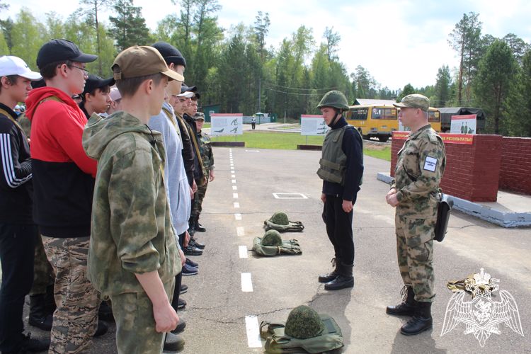 В Красноярском крае военнослужащие и сотрудники Росгвардии принимают участие в сборах для старшеклассников
