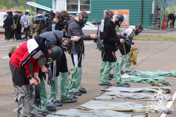 В Красноярском крае военнослужащие и сотрудники Росгвардии принимают участие в сборах для старшеклассников