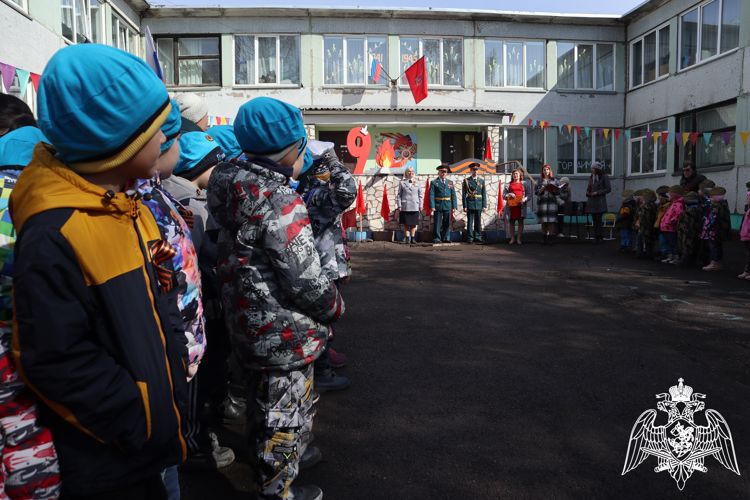 Накануне Дня Победы росгвардейцы приняли участие в торжественном параде воспитанников детского сада