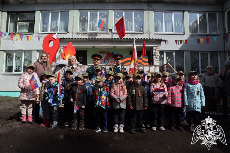 Накануне Дня Победы росгвардейцы приняли участие в торжественном параде воспитанников детского сада