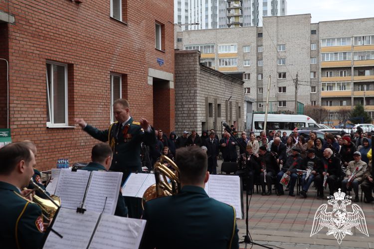 В Красноярске сотрудники и военнослужащие Росгвардии присоединились к Всероссийской акции «Георгиевская ленточка»