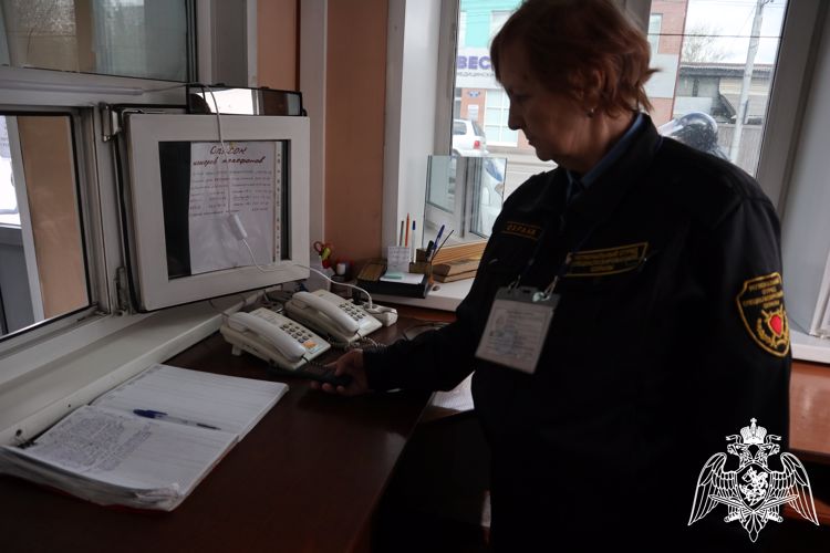 В Красноярске сотрудники подразделений Росгвардии совместно с полицией отработали алгоритм действий при обнаружении взрывоопасного предмета в учебном заведении