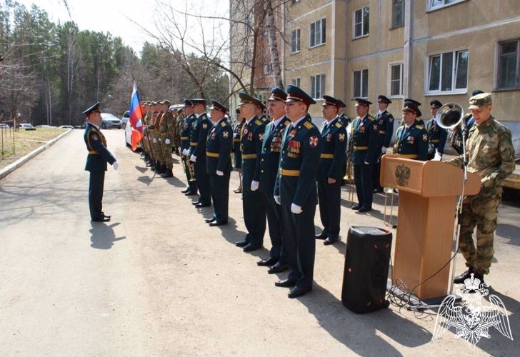 Железногорские военнослужащие Росгвардии поздравили ветерана с наступающим Днём Победы