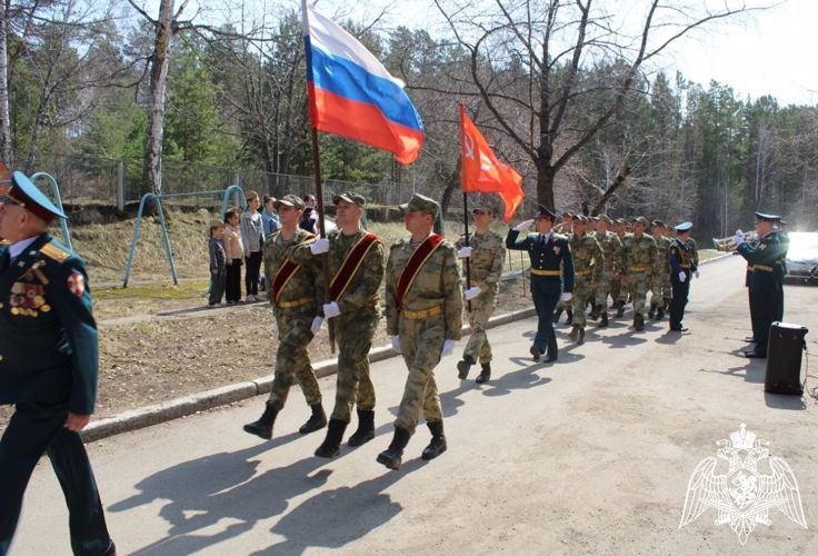 Железногорские военнослужащие Росгвардии поздравили ветерана с наступающим Днём Победы