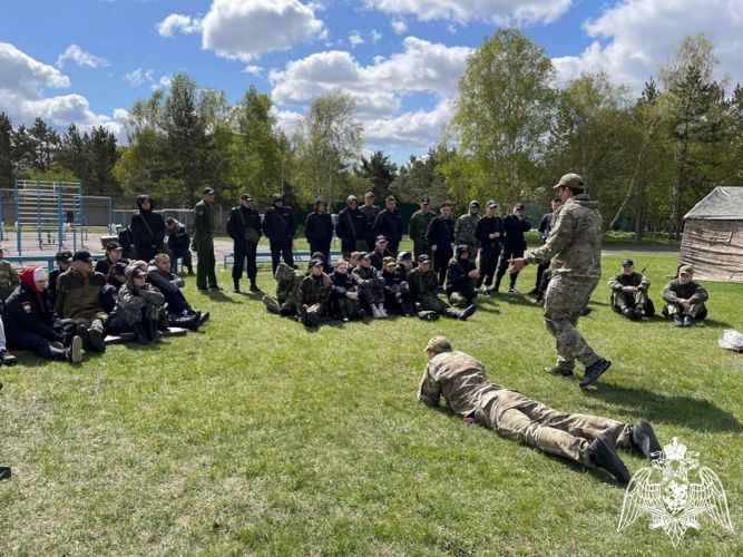 В Красноярске сотрудники медицинской части ОМОН Росгвардии провели занятия для курсантов юридического института