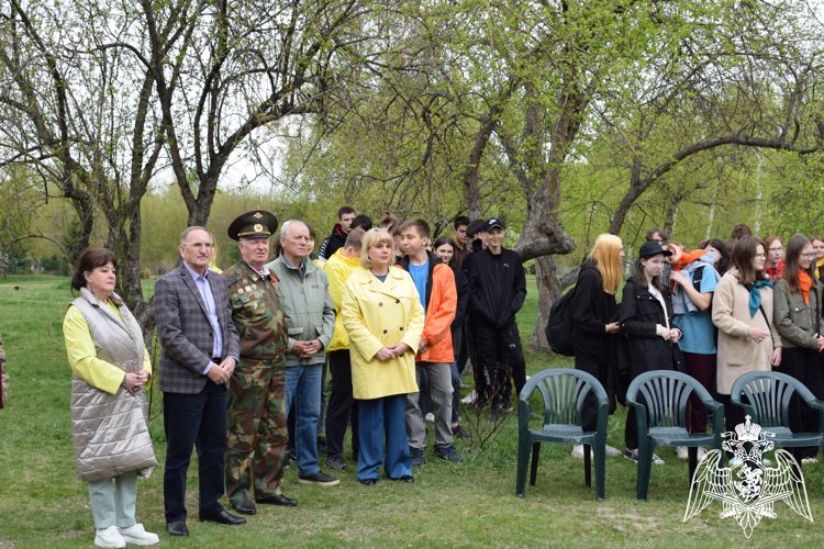 В Красноярске росгвардейцы высадили деревья в память о погибших героях Великой Отечественной войны