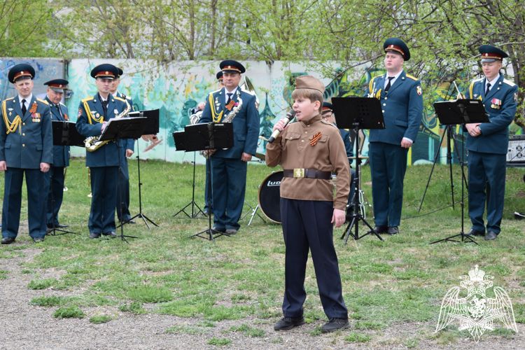 В Красноярске росгвардейцы высадили деревья в память о погибших героях Великой Отечественной войны