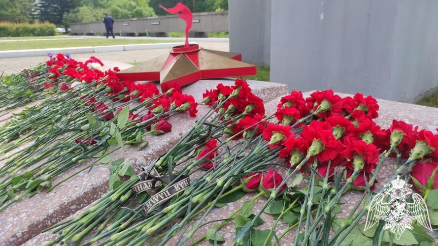 В День Памяти и скорби в Красноярском крае сотрудники и военнослужащие Росгвардии возложили цветы к мемориалам