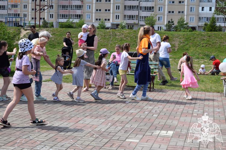Военнослужащие Росгвардии провели праздник для детей  «Здравствуй лето»